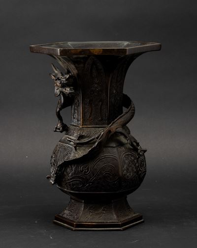 Cina (Dinastia Ming, XVII secolo), Vaso a tromba in bronzo con decori d’ispirazione arcaica e fig...