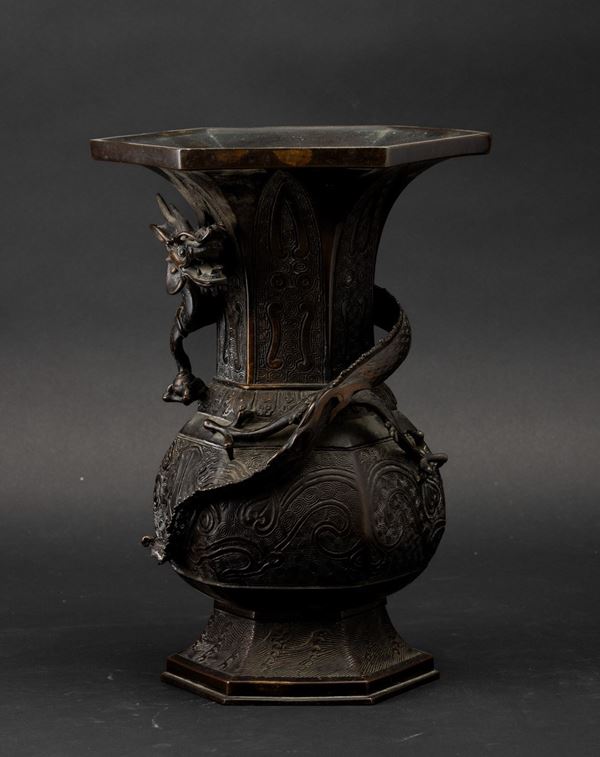 Vaso a tromba in bronzo con decori d'ispirazione arcaica e figura di drago a rilievo, Cina, Dinastia  [..]