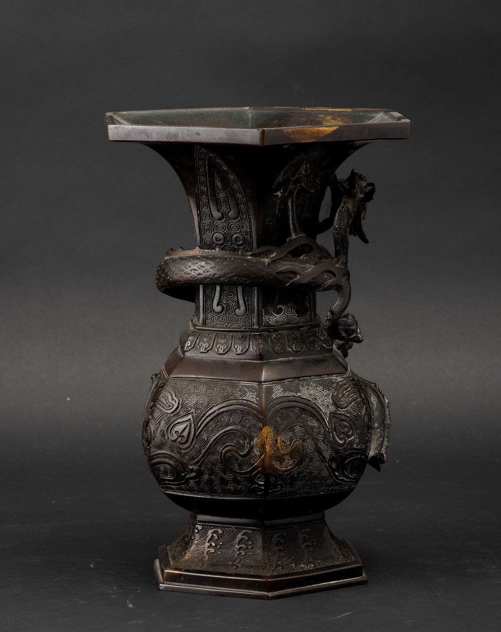 Cina (Dinastia Ming, XVII secolo), Vaso a tromba in bronzo con decori d’ispirazione arcaica e fig...