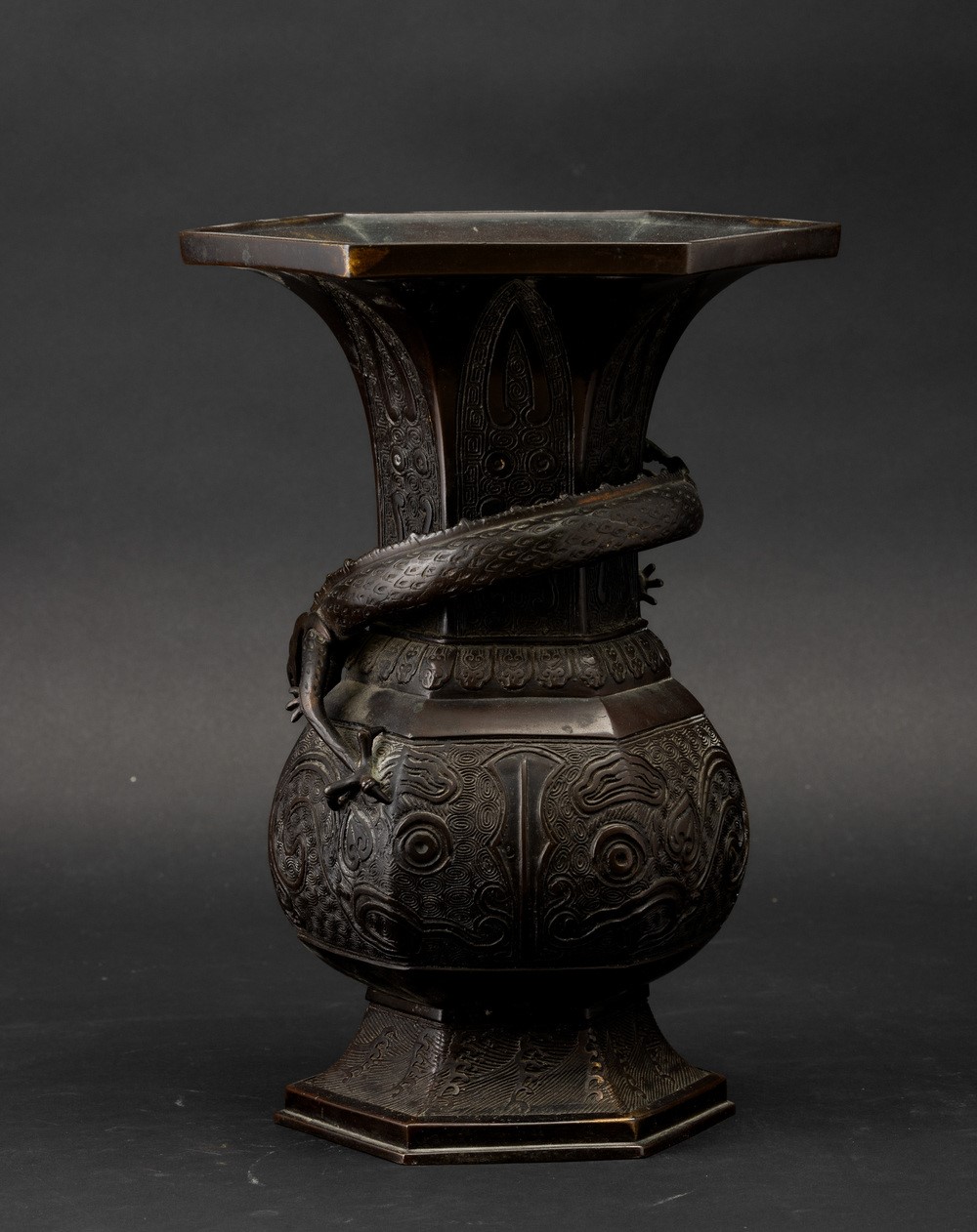 Cina (Dinastia Ming, XVII secolo), Vaso a tromba in bronzo con decori d’ispirazione arcaica e fig...