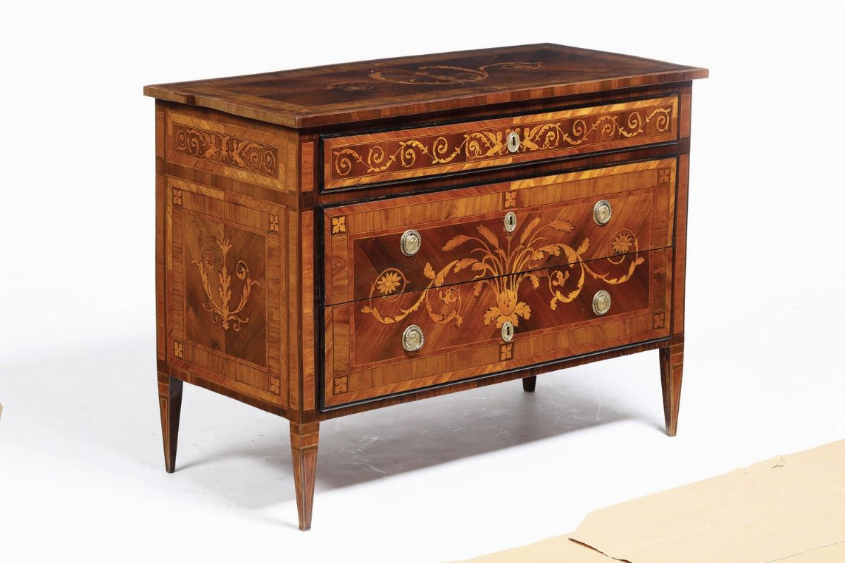 Coppia di Comò Neoclassici in Legno Lastronato ed Intarsiato in Essenze Pregiate. XVIII-XIX Secol...