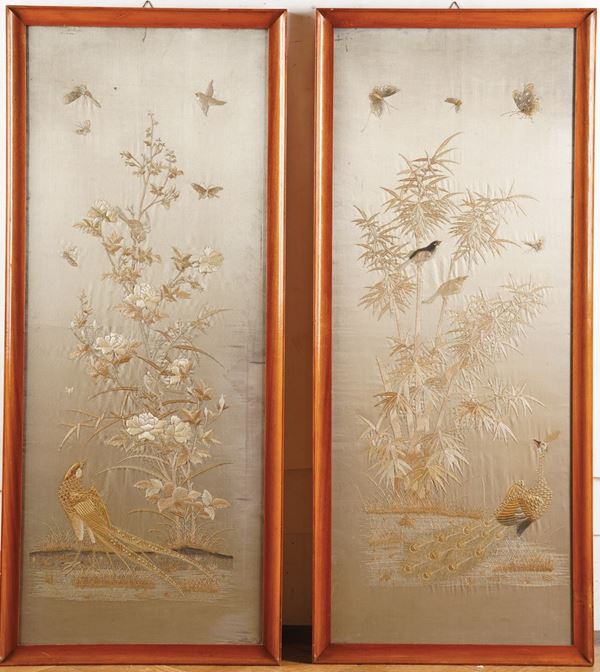 Coppia di tessuti ricamati in seta raffiguranti soggetti naturalistici, Cina, Dinastia Qing, XIX secolo