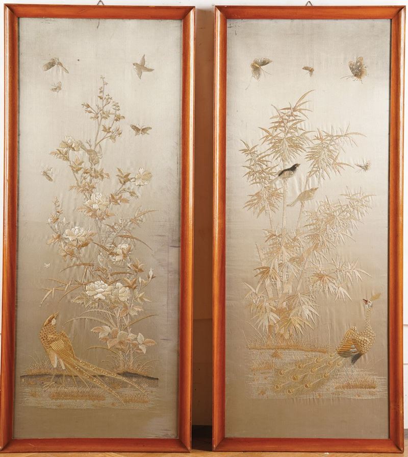 Coppia di tessuti ricamati in seta raffiguranti soggetti naturalistici, Cina, Dinastia Qing, XIX secolo  - Asta Arte Orientale - Cambi Casa d'Aste
