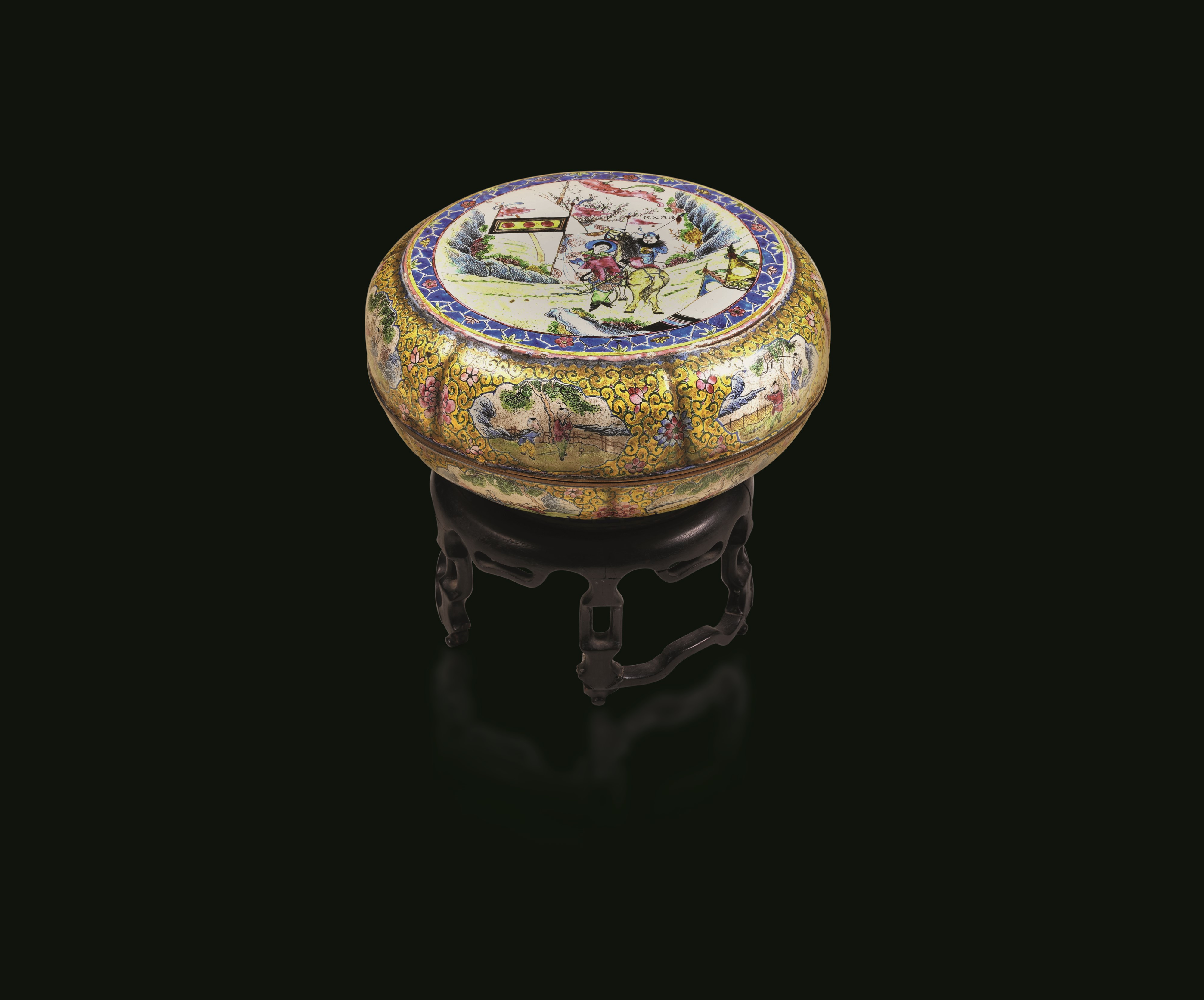 Scatola in Bronzo Cloisonnè a Decoro Floreale con Inserti di Scene di Vita Comune, Cina, Repubbli...