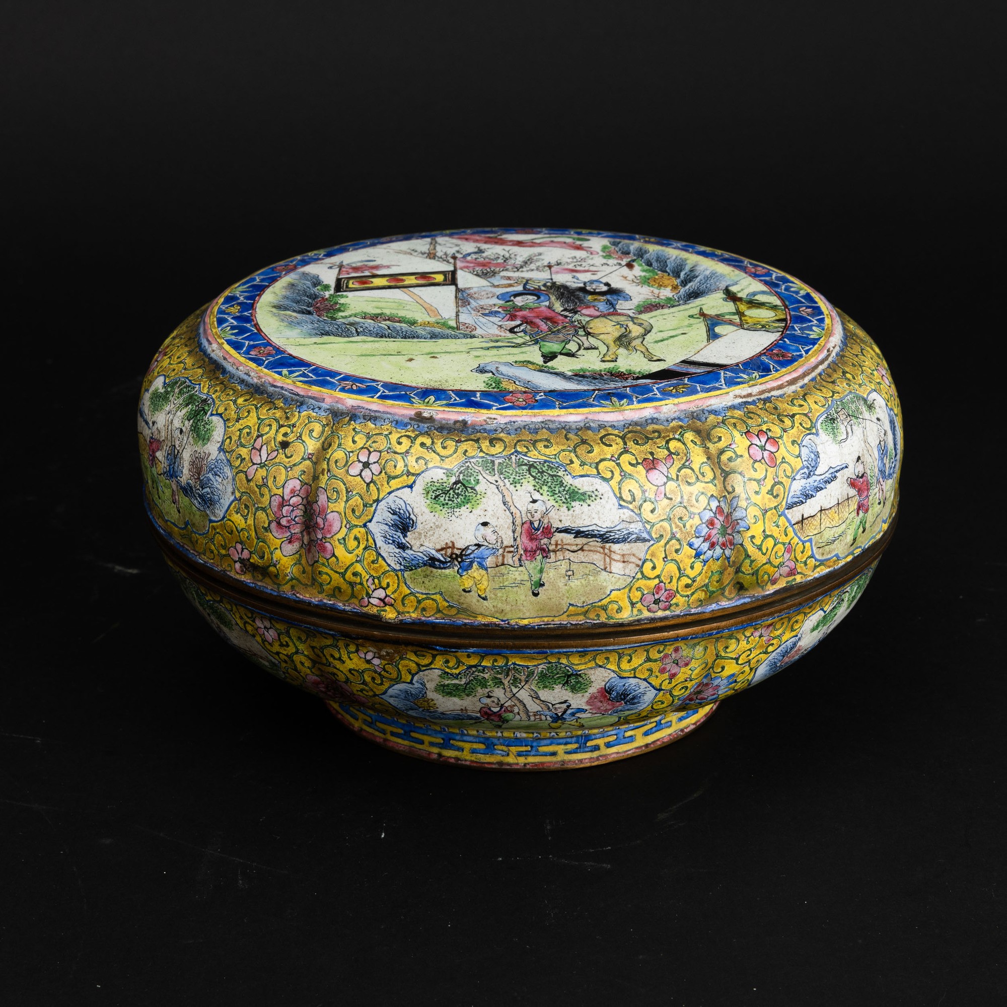 Scatola in Bronzo Cloisonnè a Decoro Floreale con Inserti di Scene di Vita Comune, Cina, Repubbli...