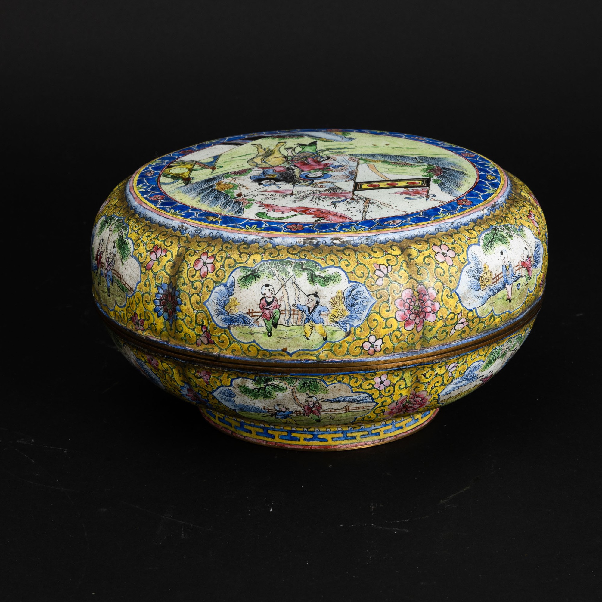 Scatola in Bronzo Cloisonnè a Decoro Floreale con Inserti di Scene di Vita Comune, Cina, Repubbli...