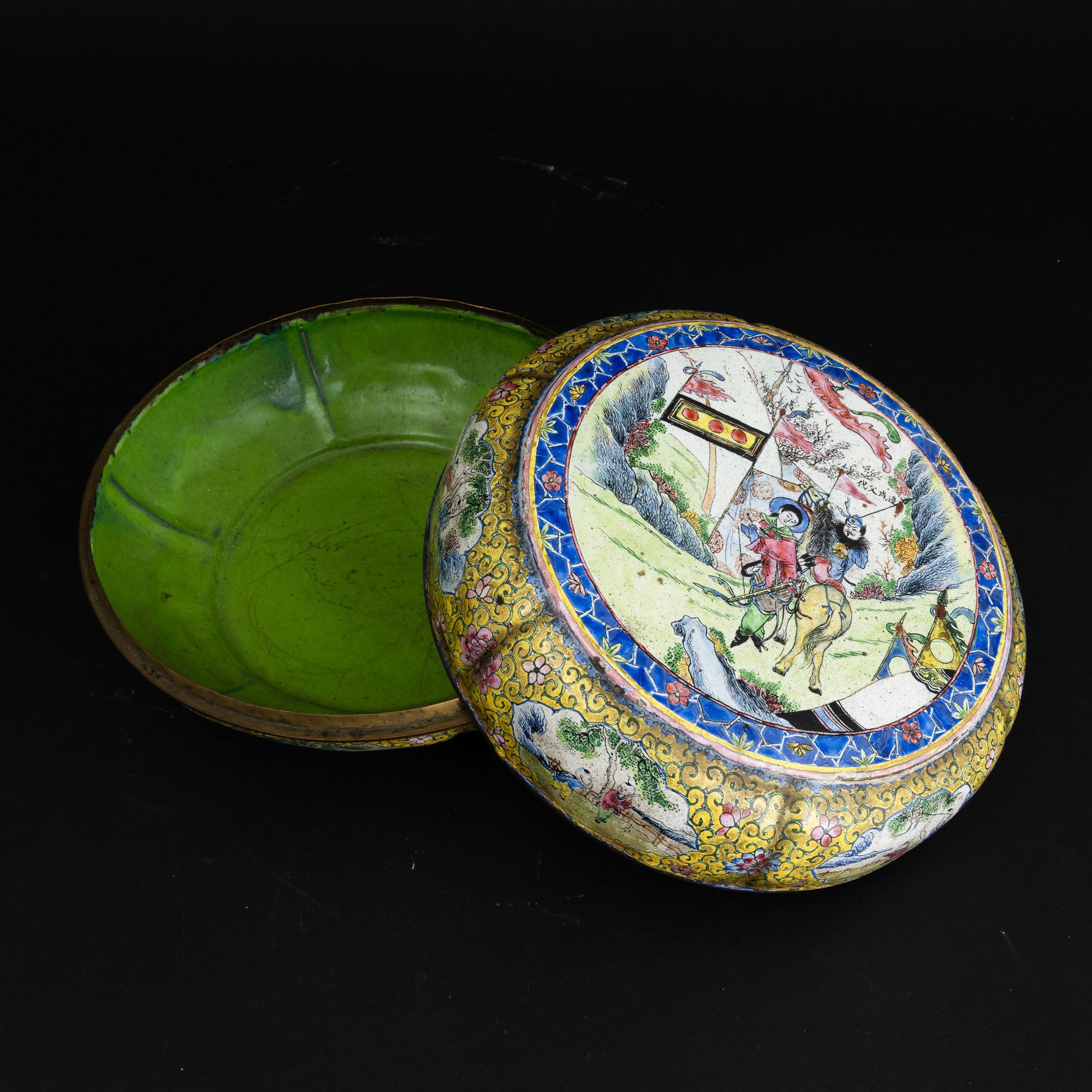 Scatola in Bronzo Cloisonnè a Decoro Floreale con Inserti di Scene di Vita Comune, Cina, Repubbli...