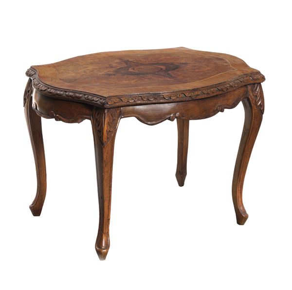 Tavolino basso di legno. XIX secolo