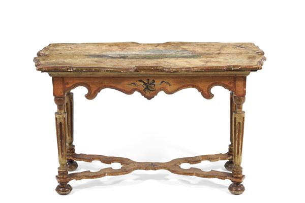 Tavolo in legno intagliato e dipinto. XVIII secolo