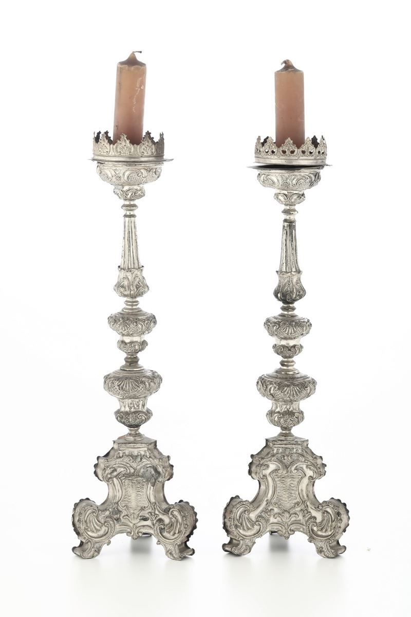 Coppia di antichi candelieri in metallo argentato  - Asta Antiquariato - Cambi Casa d'Aste