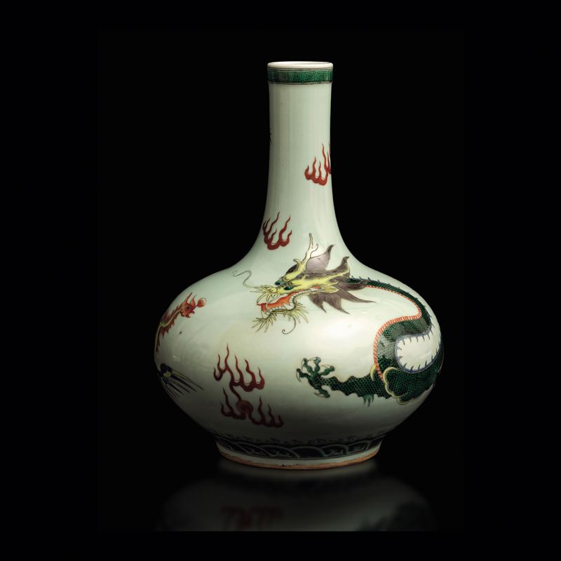 Vaso a bottiglia in porcellana, Famiglia Verde, a decoro di drago, Cina, Dinastia Qing, epoca Guangxu (1875-1908)   - Asta Fine Chinese Works of Art - Cambi Casa d'Aste