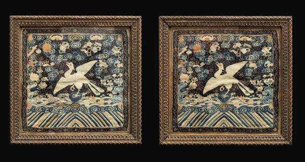 Coppia di tessuti a decoro naturalistico con ricamo in argento, Cina, Dinastia Qing, epoca Jiaqing (1727-1820) 