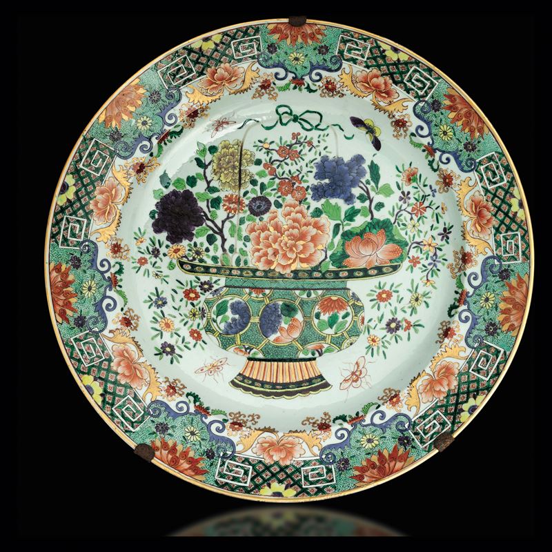 Grande piatto in porcellana a decoro floreale, Famiglia Verde, Samson, XIX secolo  - Asta Fine Chinese Works of Art - Cambi Casa d'Aste
