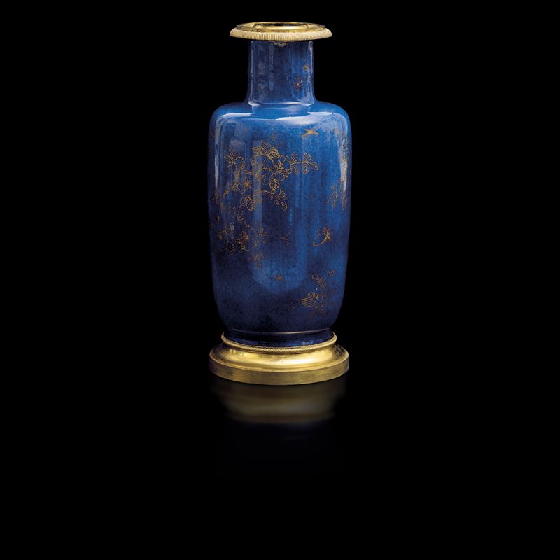 Vaso in porcellana blu poudre decorato in oro con montatura in bronzo, Cina, Dinastia Qing, epoca Kangxi (1662-1722)   - Asta Fine Chinese Works of Art - Cambi Casa d'Aste