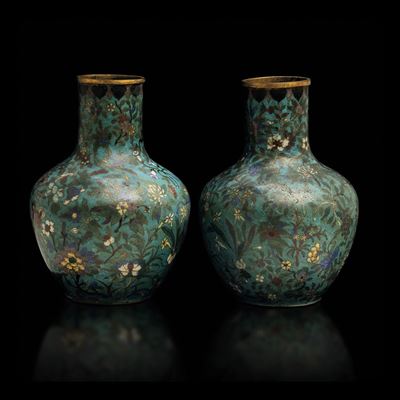 Coppia di Vasi Tianqiuping Cloisonnè a Decoro Floreale su Fondo Turchese, Cina, Dinastia Qing, Ep...