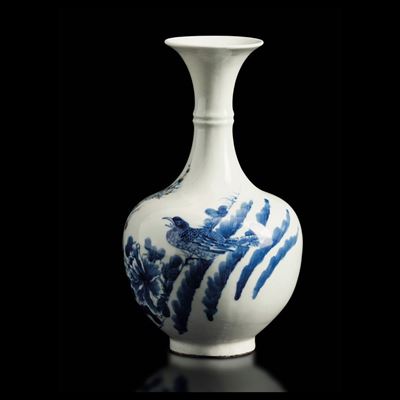 Piccolo Vaso in Porcellana Bianca e Blu a Decoro Naturalistico, Cina, Dinastia Qing, Epoca Guangx...