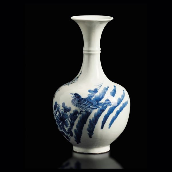Piccolo vaso in porcellana bianca e blu a decoro naturalistico, Cina, Dinastia Qing, epoca Guangxu (1875-1908) 