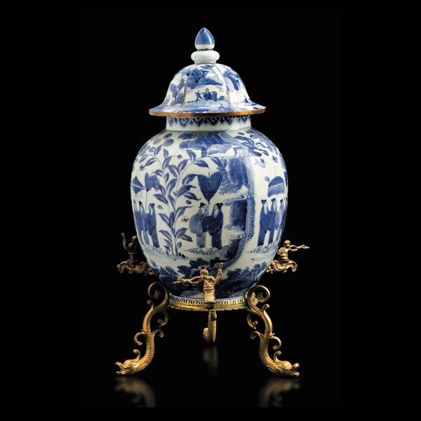 Potiche in porcellana bianca e blu a decoro di scene di vita comune, Cina, Dinastia Qing, epoca Guangxu (1875-1908) 