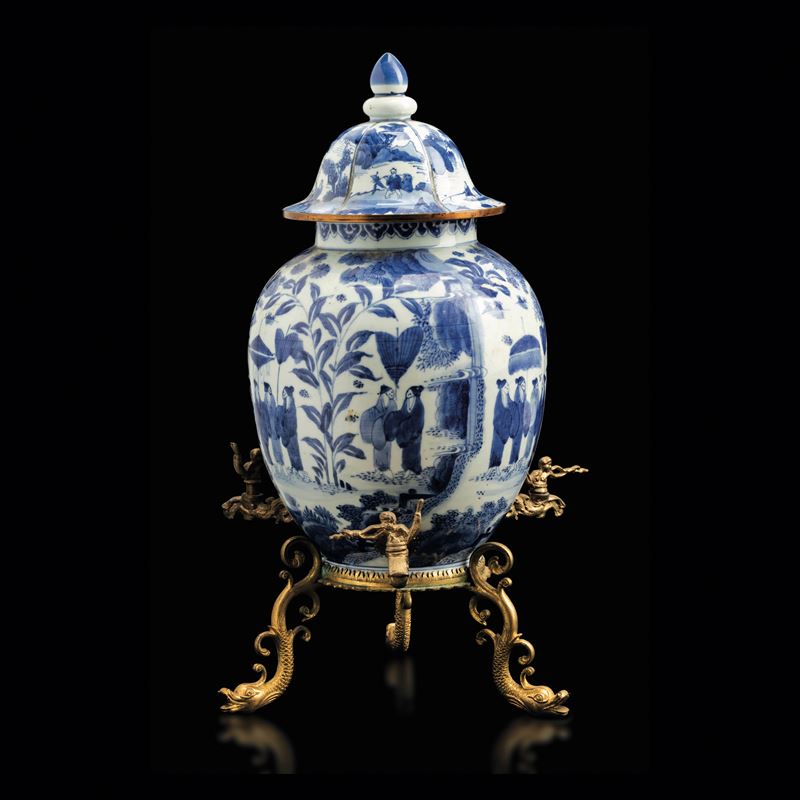 Potiche in porcellana bianca e blu a decoro di scene di vita comune, Cina, Dinastia Qing, epoca Guangxu (1875-1908)   - Asta Fine Chinese Works of Art - Cambi Casa d'Aste