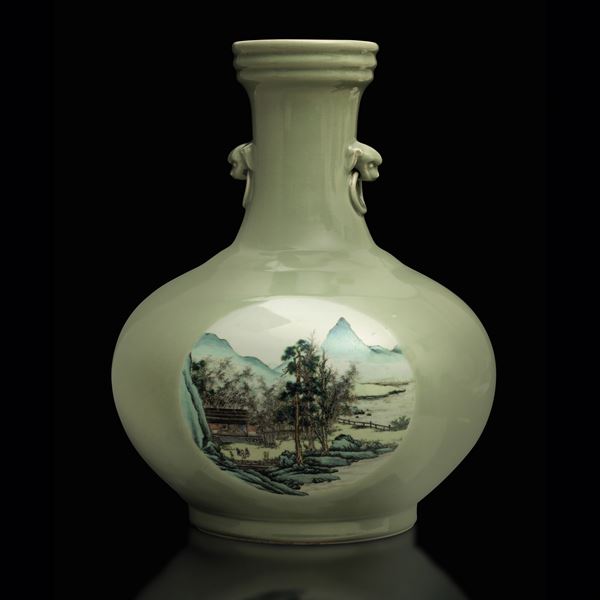 Vaso a bottiglia in porcellana Celadon a decoro paesaggistico entro riserva, Cina, Repubblica, XX secolo