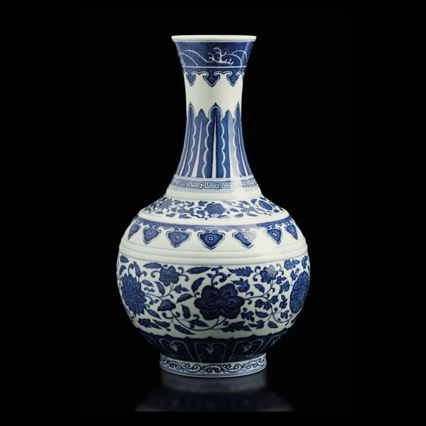 Vaso a bottiglia in porcellana bianca e blu a decoro floreale, Cina, Dinastia Qing, marca e del periodo Guangxu (1875-1908) 