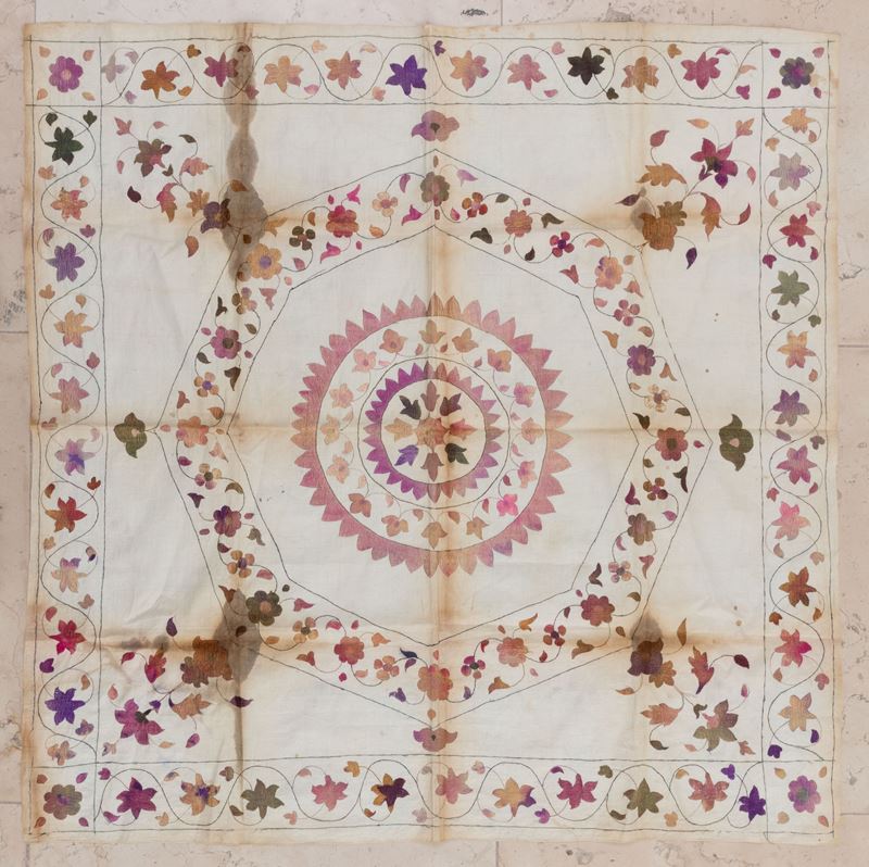 Tessuto antico di seta ricamato Chamba-Rumal, Inidia, XIX secolo  - Asta Arte Orientale. Parte I - Cambi Casa d'Aste