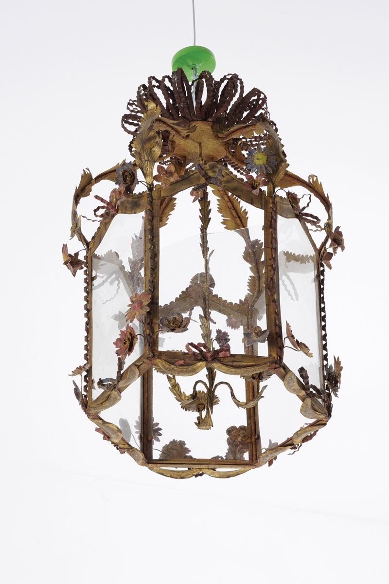 Lampadario a lanterna in metallo dipinto in policromia e dorato.  - Auction Antique - Cambi Casa d'Aste