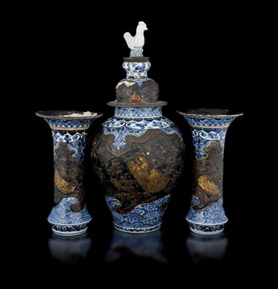 Trittico da Camino Composto da Potiche e Coppia di Vasi a Tromba in Porcellana Arita con Decoro F...
