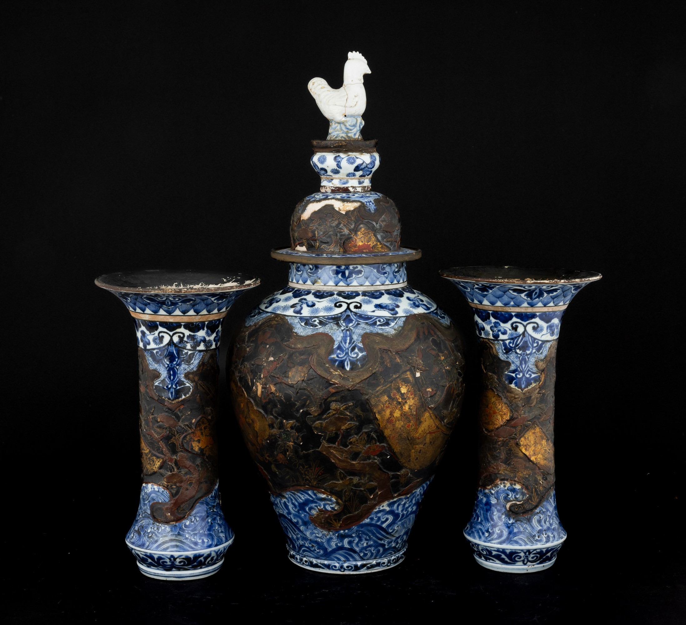 Trittico da Camino Composto da Potiche e Coppia di Vasi a Tromba in Porcellana Arita con Decoro F...