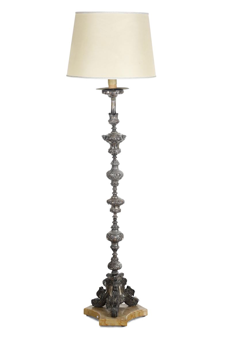 Torciere in metallo sbalzato, montato a luce elettrica  - Asta Antiquariato - Cambi Casa d'Aste