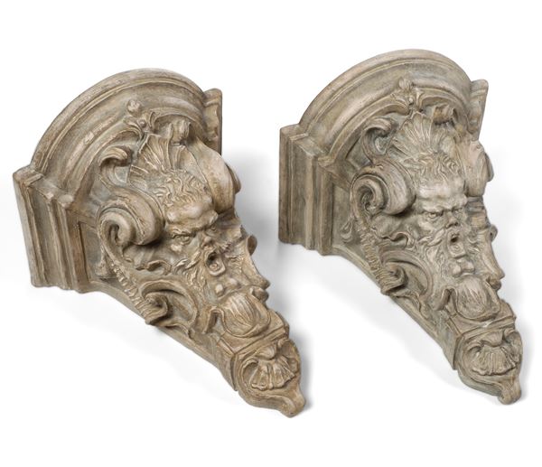 Coppia di mensole in ceramica di Signa con decori neorinascimentali a mascheroni, XX secolo