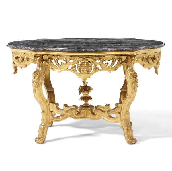 Tavolo da centro in legno intagliato e dorato. XIX secolo