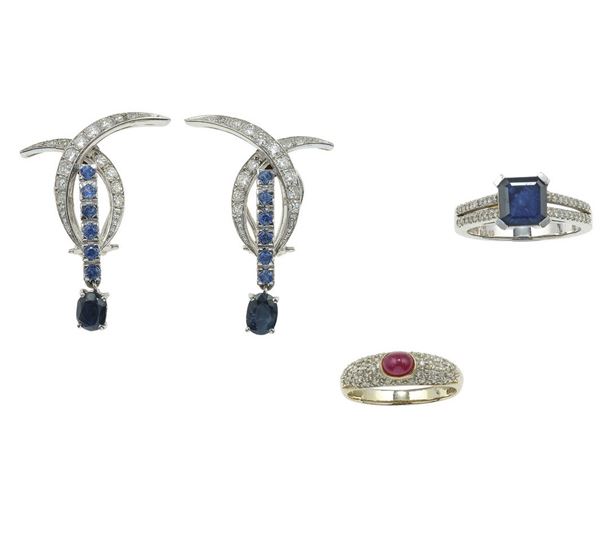 Lotto composto da due anelli ed un paio di orecchini con piccoli diamanti, rubino e zaffiri