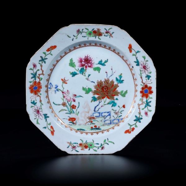 Piatto in porcellana Famiglia Rosa con decori a motivi floreali, Cina, Dinastia Qing, XIX secolo