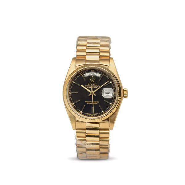 Rolex - Daydate ref 18038 in 18k yellow gold, black dial with applied hour markers, day and date display, President bracelet with folding clasp, automatic movement