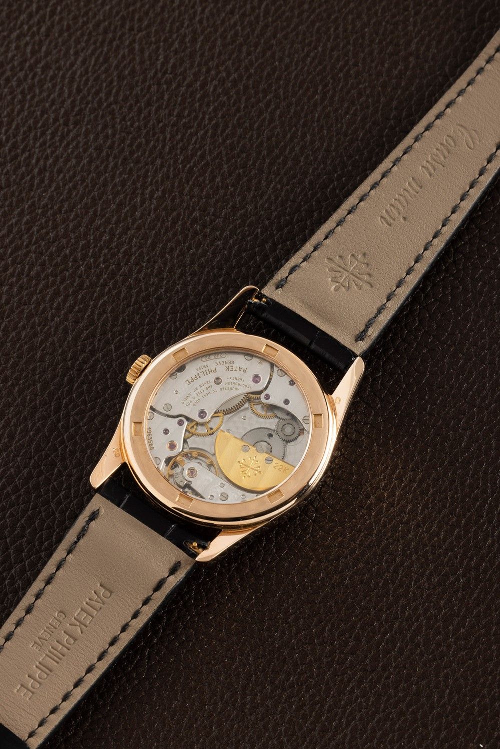 Patek Philippe - Elegante Calatrava Ref 5000 R in Oro Rosa 18k, Quadrante Salmone con Numeri Arab...