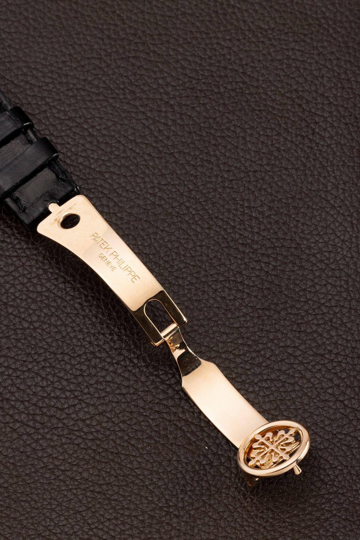 Patek Philippe - Elegante Calatrava Ref 5000 R in Oro Rosa 18k, Quadrante Salmone con Numeri Arab...