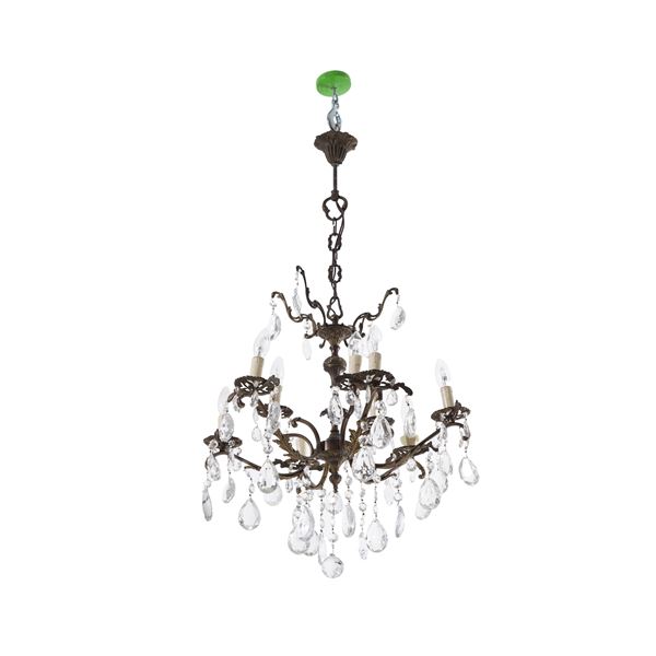 Lampadario a nove luci in metallo dorato e pendenti in cristallo. XX secolo