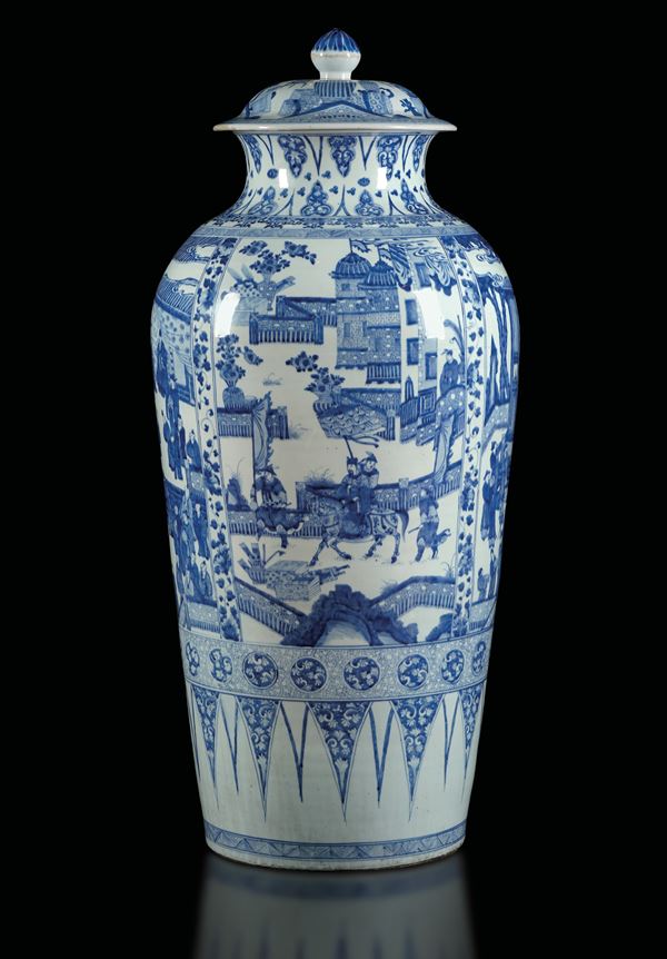 Raro e importante grande vaso a balaustro con coperchio in porcellana bianca e blu con figure di guerrieri e dignitari, Cina, Dinastia Qing, epoca Kangxi (1662-1722)