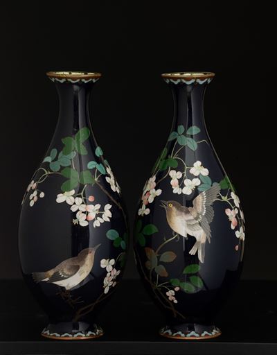 Due Vasi Cloisonné a Fondo Blu con Uccelli e Motivi Floreali, Giappone, Periodo Meiji (1868-1912)
