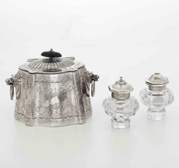 Lotto composto da due boccette da calamaio in cristallo con tappi in argento e una scatola da tè in metallo argentato