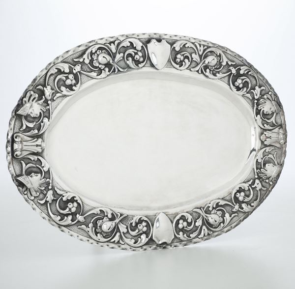 Vassoio. Argenteria italiana del XX secolo (apparentemente privo di punzonatura)