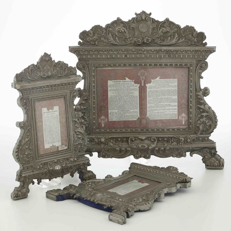 Lotto composto da tre cartaglorie in metallo argentato. XIX secolo  - Auction Silverware - Cambi Casa d'Aste
