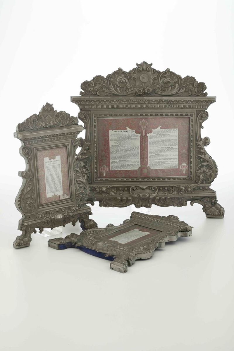 Lotto composto da tre cartaglorie in metallo argentato. XIX secolo  - Asta Argenti - Cambi Casa d'Aste