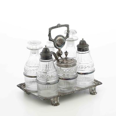 Cruet in Metallo Argentato con Ampolle in Vetro e Tappi in Argento. Inghilterra XIX-XX Secolo