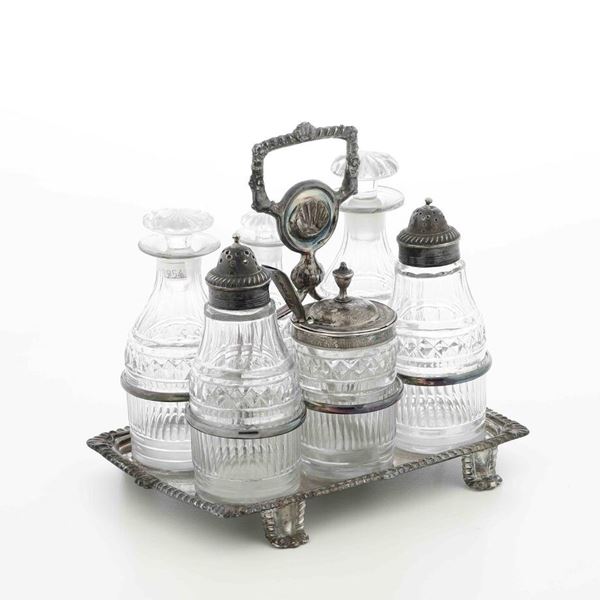 Cruet in metallo argentato con ampolle in vetro e tappi in argento. Inghilterra XIX-XX secolo