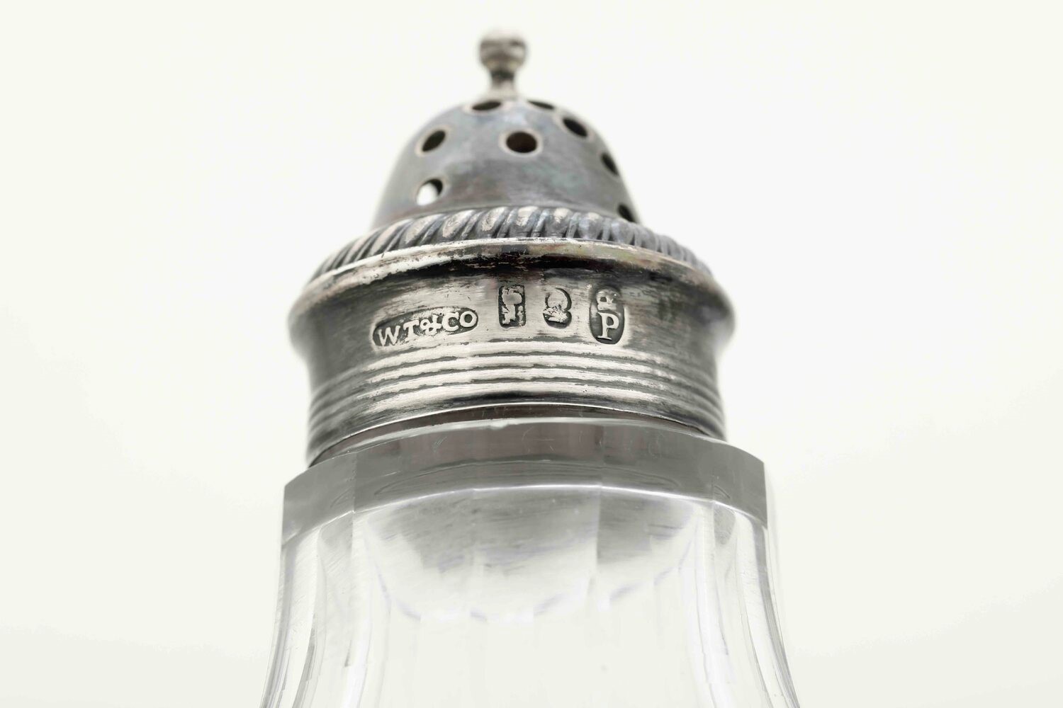 Cruet in Metallo Argentato con Ampolle in Vetro e Tappi in Argento. Inghilterra XIX-XX Secolo