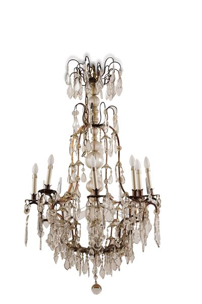 Lampadario a Otto Luci in Metallo e Cristalli. XIX-XX Secolo