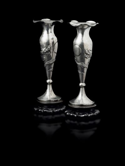 Coppia di Vasi in Argento con Draghi a Rilievo, Giappone, Periodo Meiji (1868-1912)