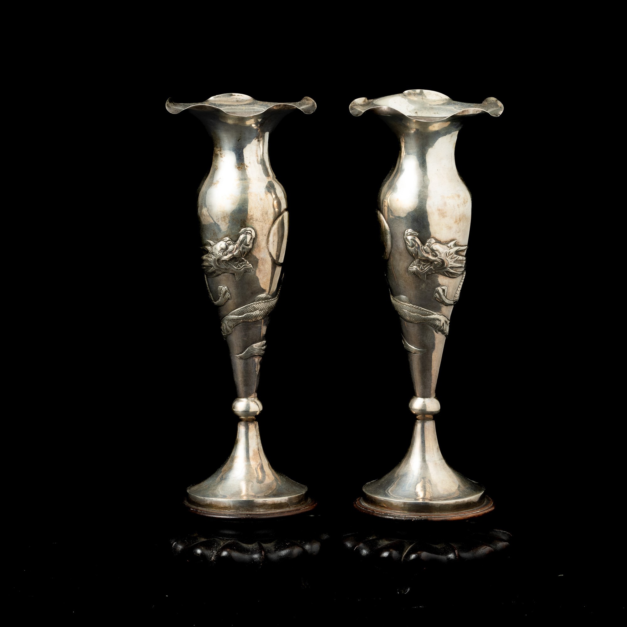 Coppia di Vasi in Argento con Draghi a Rilievo, Giappone, Periodo Meiji (1868-1912)